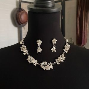 SILVER ANTIQUE-STYLE CHOKER W/ MATCHING EARRINGS.
